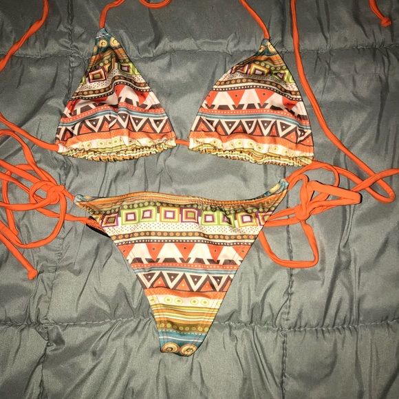 Small thong bikini - Picture 2 of 4